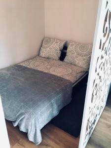 Łóżko w pokoju z łóżkiem piętrowym w obiekcie Apartament Silesia Park w mieście Katowice