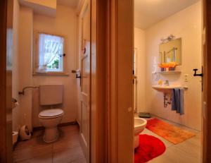 ガルミッシュ・パルテンキルヒェンにあるNorisのバスルーム(トイレ、洗面台付)