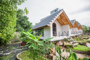 a house in the middle of a garden at Phố Đá Hotel in Lagi