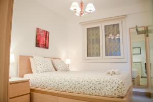 um quarto com uma cama, uma janela e um espelho em Modern & spacious apartment near La Concha Bay em San Sebastián