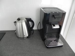 Apartment Schwäbisch Hall في شفيبيش هال: آلة صنع القهوة وآلة صنع القهوة على منضدة