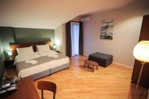 Un pat sau paturi într-o cameră la HOTEL SABU