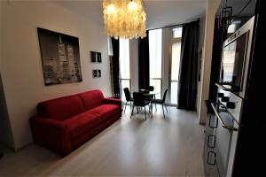 sala de estar con sofá rojo y mesa en baricarulli52 en Bari