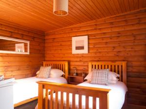 Hillside Log cabin, Ardoch Lodge, Strathyre tesisinde bir oturma alanı