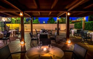 A restaurant or other place to eat at BV Grand Hotel Assisi