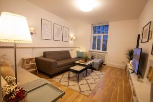 een woonkamer met een bank en een tafel bij BestStay Apartment No 9 Pedestrian zone in Belgrado