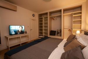 A bed or beds in a room at BestStay Apartment No 9 Pedestrian zone