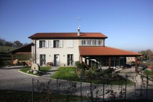 una gran casa blanca con techo rojo en Fattoria Belvedere en San Lazzaro di Savena