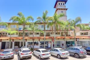 un grupo de coches estacionados frente a un edificio en Villas Jurerê Residences, en Florianópolis