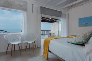 sypialnia z łóżkiem i widokiem na ocean w obiekcie Seeplaas Guesthouse w mieście Groot Brak Rivier