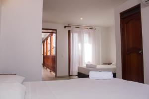 Postel nebo postele na pokoji v ubytování Akel House Hotel