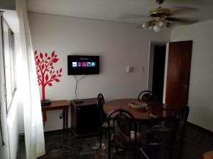 comedor con mesa y TV en la pared en Peatonal en Mendoza