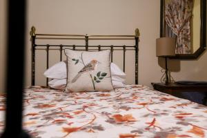 a bedroom with a bed with a bird pillow at Maria Giovanna Guest House in Marsalforn