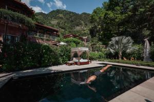 - un homme se posant dans une piscine dans une maison dans l'établissement Casa Prana Hotel in Atitlan, à Santa Cruz La Laguna