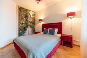 1 dormitorio con 1 cama y una pintura en la pared en Old Town - Viru Gate Apartment, en Tallin