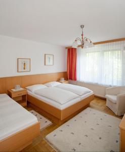 Un pat sau paturi într-o cameră la Gasthof-Pension Weisz-Artner