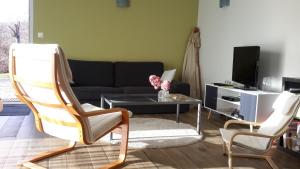 sala de estar con sofá y mesa en Ressourcez vous en pleine nature! en Saint-Régis-du-Coin