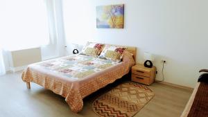1 dormitorio con 1 cama con edredón en Villa Sanitas, en Techirghiol