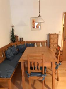 una sala da pranzo con tavolo in legno e divano di Kirchengasse 162 - Alte Post a Bad Aussee