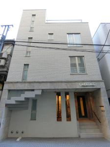 a building with the entrance to the crucible market at Studio Inn Nishi Shinjuku in Tokyo