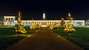 ein großes Gebäude mit Weihnachtsbäumen davor in der Unterkunft Hotel Jann von Norderney in Norderney