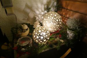 ザンクト・ガレンキルヒにあるHaus Mällaのクリスマスの装飾が施されたテーブルに2つのボールが座っています