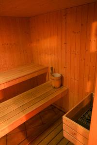 a small wooden sauna with a bucket in it at Indren Hus in Alagna Valsesia