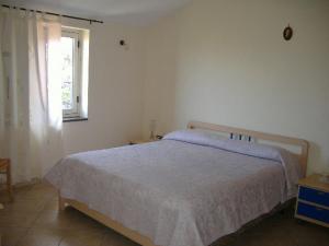 Habitación blanca con cama y ventana en Azienda Agricola Veniero, en Piano di Sorrento