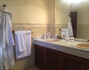 マルベーリャにあるLuxury Villa Hortensiaのバスルーム(シンク2台、大きな鏡付)