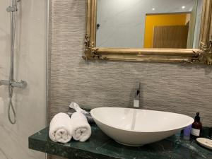 un bagno con un lavandino bianco e uno specchio di Central - São Pedro Boutique a Funchal Altre 12 foto