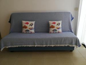 Un sofá azul con dos almohadas. en Bella Vista en Valle Gran Rey