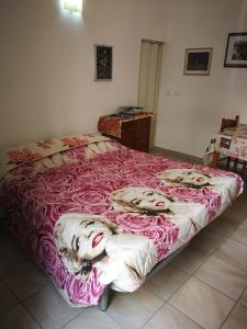 - une chambre avec un lit avec une femme dans l'établissement Casa Teatro Greco, à Catane