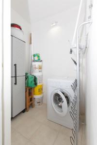 lavadero blanco con lavadora y secadora en Casa Lella, en Portovenere