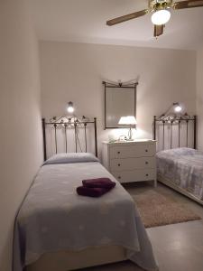 - une chambre avec 2 lits, une commode et un miroir dans l'établissement Jardines del Mar III, à Torrox Costa