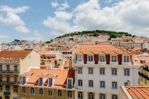 uma vista para uma cidade com edifícios em Lisbon Art Stay Apartments Baixa em Lisboa