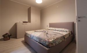 ein Schlafzimmer mit einem Bett in einem Zimmer in der Unterkunft Casa Vacanze 'Lo Spirito Del Monte' in Capo di Ponte