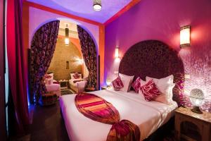 um quarto com uma cama com uma cabeceira elegante em Dar Alif em Marraquexe