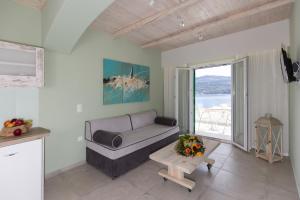 TV a/nebo společenská místnost v ubytování Anthemis Hotel Apartments