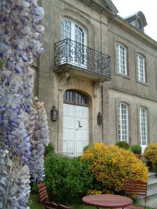 a building with a white door and a balcony at Bruce Castle in Brix