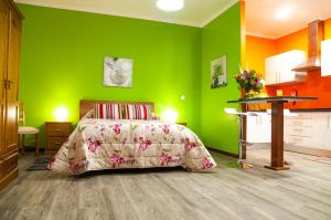 una camera verde con letto e tavolo di Casa Nunes a Santana