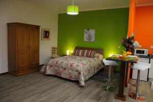 - une chambre avec un lit et un mur vert dans l'établissement Casa Nunes, à Santana