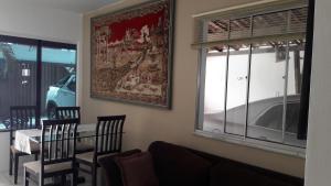 un salon avec une table, des chaises et un canapé dans l'établissement BEACH HOUSE ARUANA, à Aracaju