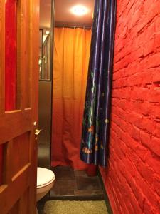 A bathroom at Apartament Basarab