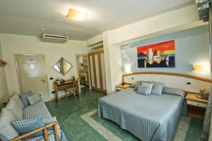 une chambre d'hôtel avec un lit et un canapé dans l'établissement Grand Hotel Il Ninfeo, à Gaète 37 autres photos