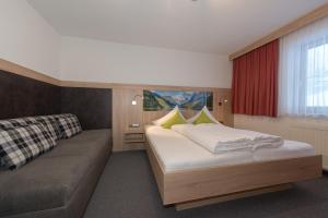 Łóżko lub łóżka w pokoju w obiekcie Appartements Schneezauber