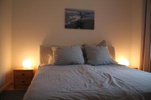 una camera da letto con un letto con due lampade sopra di Ferienwohnung Charlotte a Ostseebad Karlshagen