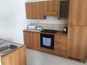 Кухня или мини-кухня в Senglea Seafront Apartment
