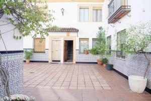 a courtyard with a white building with a door at Los patios “ El Carmen” in Córdoba