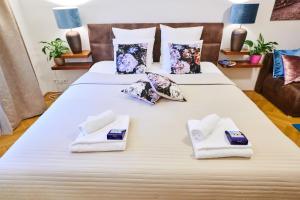 Posteľ alebo postele v izbe v ubytovaní Royal Route Residence