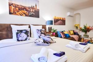 Posteľ alebo postele v izbe v ubytovaní Royal Route Residence
